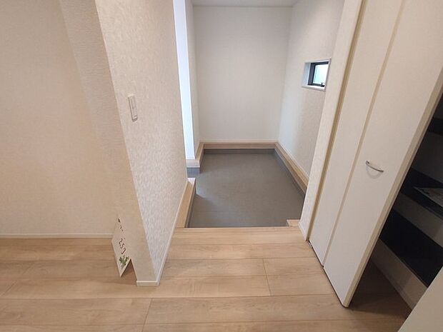 誰も住んだことのない家の玄関スペース。あたらしい木のにおいを感じていただけると思います。