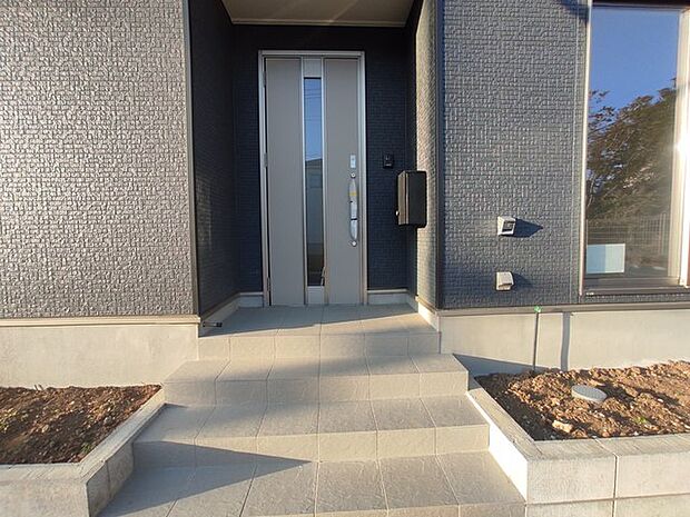 この扉を開けると、新築の木の匂いが待ってます。