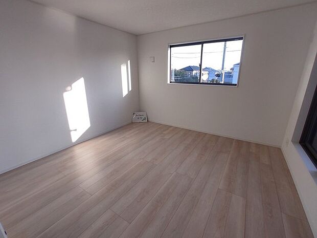 大きめのベッドを置いても、まだゆとりが持てる大きさ。8.5帖の主寝室。