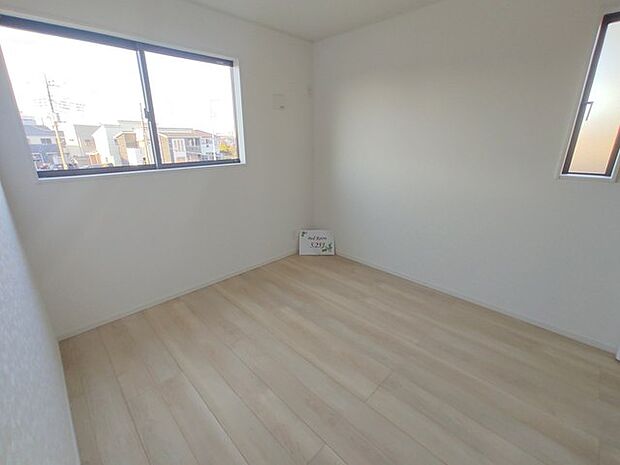 こちらの洋室は誰にも使いやすいサイズ感、5.25帖です。 