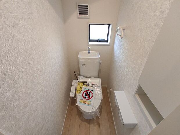 お手洗いこそシンプルな清潔感が重要、白いクロスに白いお手洗いを配置しました。 