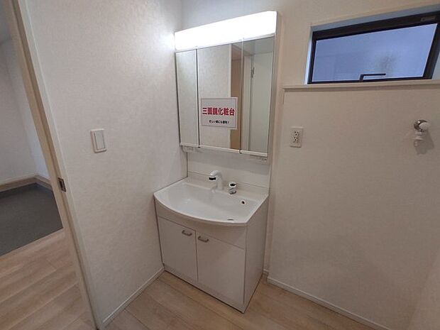 たっぷりの収納を設けたシャワー付洗面台で快適な暮らし。 