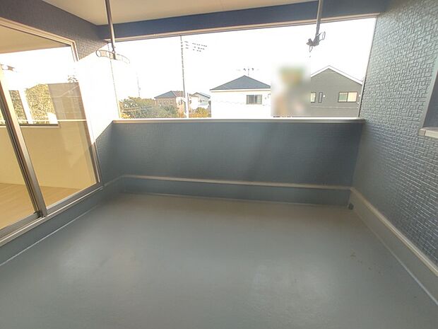 後付けのテラス屋根よりデザイン性にも優れた屋根付きバルコニー。 
