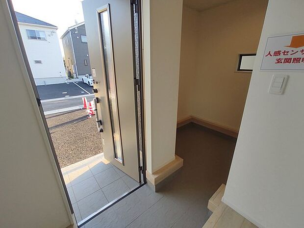 玄関横にシューズインクローク付き、雨具や三輪車を置いても余裕の広さ。 