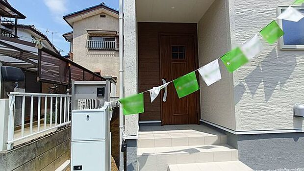 この扉を開けると、新築の木の匂いが待ってます。 