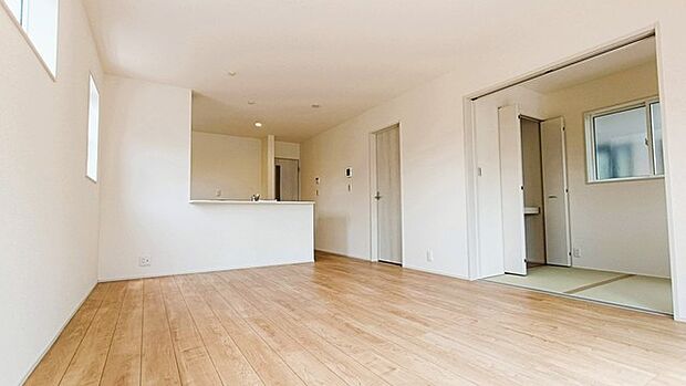リビング空間とダイニング空間とか使い分けやすい間取り配置。対面式でキッチン立つ人の視界も良好です。 