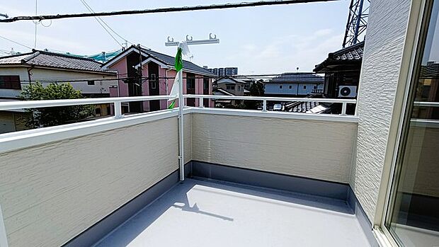 らくらくお洗濯を助ける広いバルコニー。