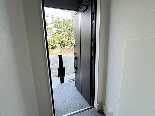 外の景色が自然に溶け込む玄関。開放感があり、日々の暮らしがここから心地よく始まります。