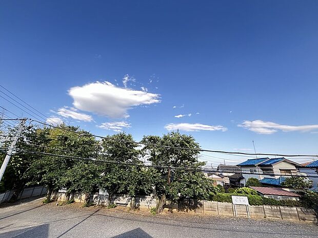 前面の住まいとの距離感があるから、圧迫感を感じません。