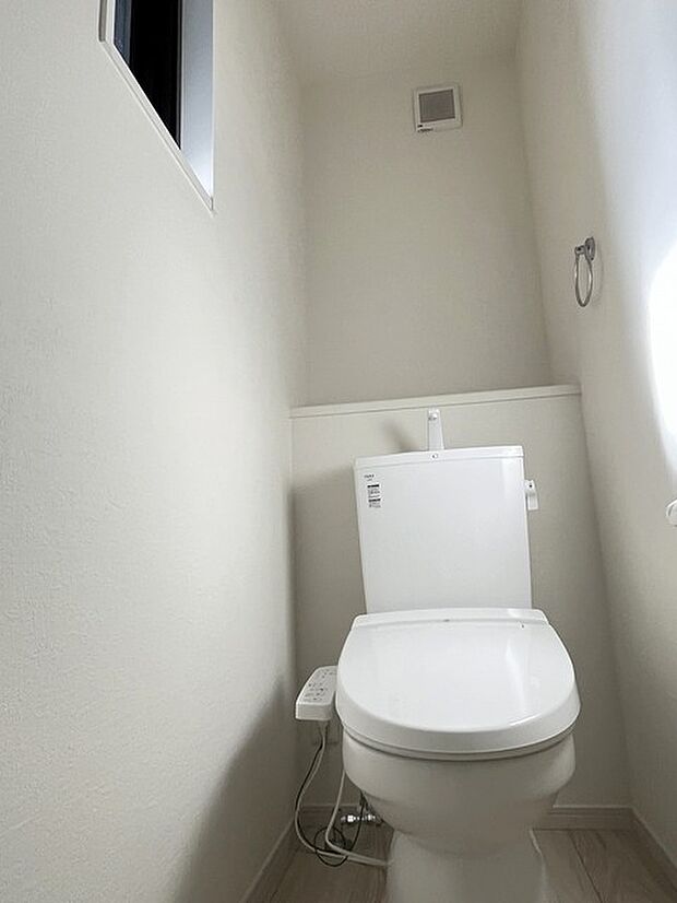注目度の高いお手洗い。ちゃんとウォシュレット機能ついてます。