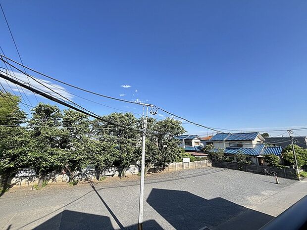 前面の住まいとの距離感があるから、圧迫感を感じません。