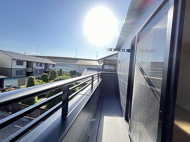 南向きバルコニーでお洗濯ものはいつもカラッと乾きます。