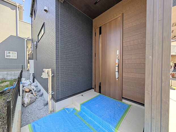この扉を開けると、新築の木の匂いが待ってます。