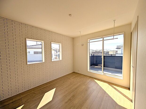 たっぷりの陽光と、心地よい風が舞い込みます。