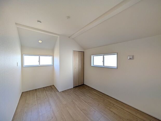 新築の木の匂いのする室内。写真では伝わらないので、ぜひ現地でお確かめください。