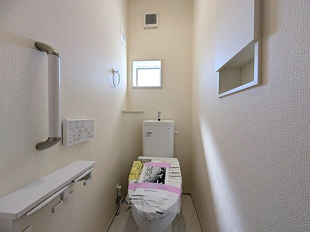 お掃除らくらく。便座脇の操作盤をなくした、リモコンタイプのお手洗い。