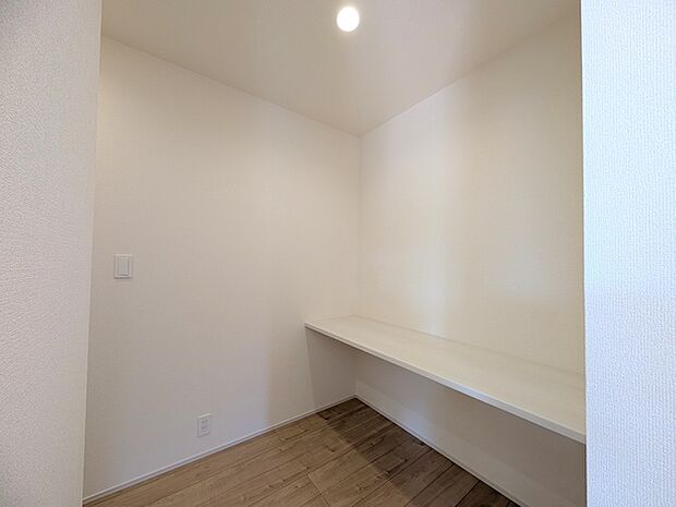 キッチンの脇に、この収納があるだけで、キッチン動線が変わりますね。