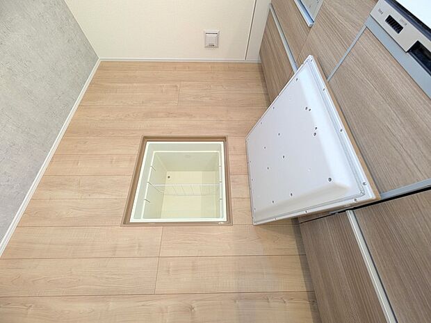 床下収納や食品庫に利用可能。まとめ買い派にうれしい床下収納。