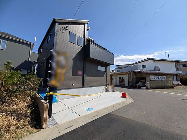 駐車場は2台まで駐車可能。マイカーの車幅もお確かめください。