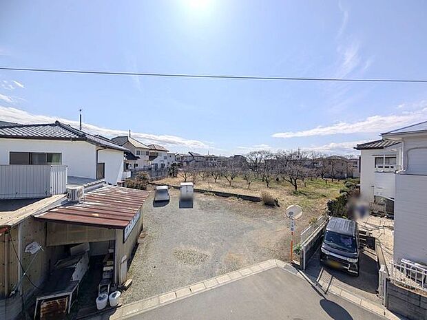 前面の住まいとの距離感があるから、圧迫感を感じません。