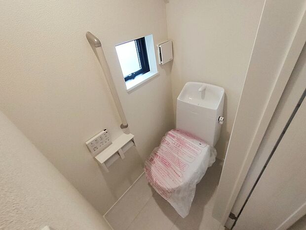 今すぐということはなくとも、いずれはお世話になるお手洗いの手すり付き。もちろんウォシュレットも付いてます。