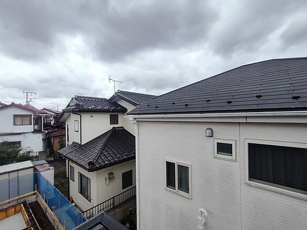 あたりには住宅を中心とした建物が広がります。