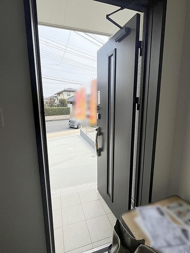 開放感あふれる玄関から、新たな暮らしが始まります。