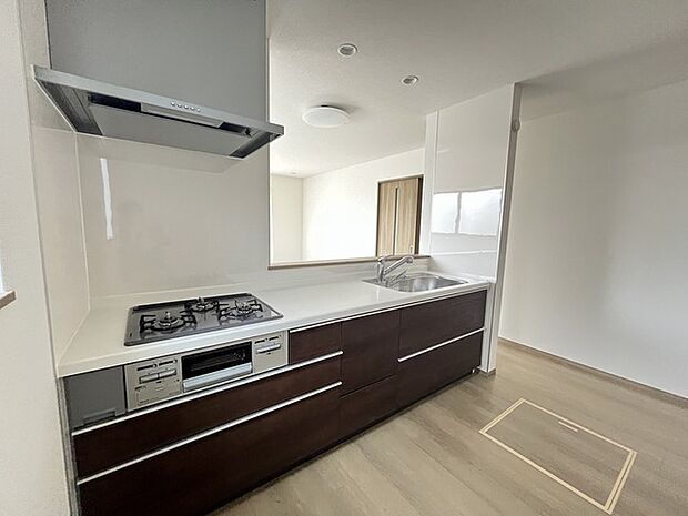 対面タイプなら、キッチン内にいながらご家族やお客様との会話が楽しめます。