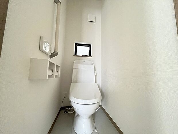 今すぐということはなくとも、いずれはお世話になるお手洗いの手すり付き。もちろんウォシュレットも付いてます。