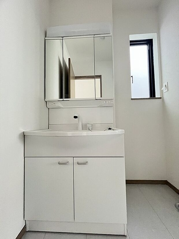 三面鏡にハンドシャワー付き、 使いやすい洗面台。