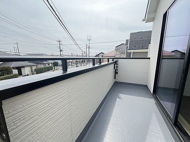 らくらくお洗濯を助ける広いバルコニー。