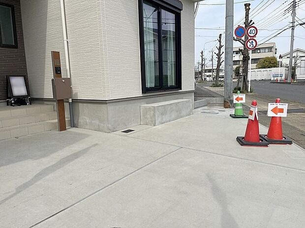 マイカースペースを1台分確保。現地で車幅と共にご確認ください。