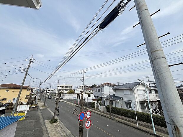 住宅街の中の一戸建て、あたりはほとんど住宅です。