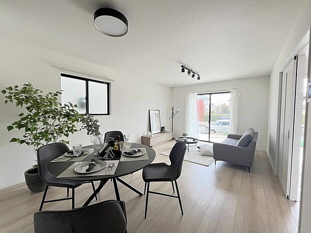 ご家族みんながゆったりくつろげる広々リビング。 