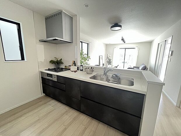 料理をしながらでも、ご家族との会話を楽しめる対面キッチン。