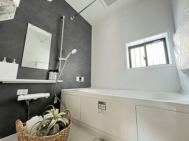 広々1坪タイプのゆったり浴室ユニット。防カビ・抗菌素材なのもうれしい。 