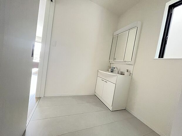 お風呂に入る前、心も体もふっと一息つける「静けさの入り口」。