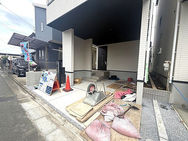 ビルトインタイプの駐車スペース。雨の日などの荷物の出し入れも安心です〇