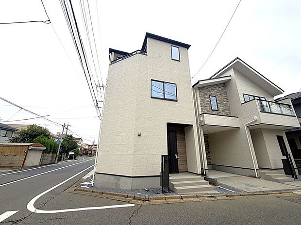 最寄り駅まで徒歩8分の近さ。 忙しい朝が助かる立地、 暮らしにゆとりが生まれます。