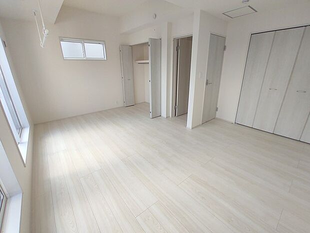 将来は間仕切りで。洋間二部屋分に対応可能な洋室。