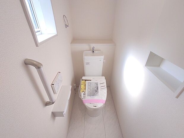 今すぐということはなくとも、いずれはお世話になるお手洗いの手すり付き。もちろんウォシュレットも付いてます。