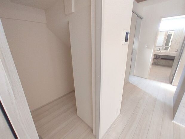 何かとものがあふれやすいリビングに、ちょっと一工夫。うれしい収納空間。