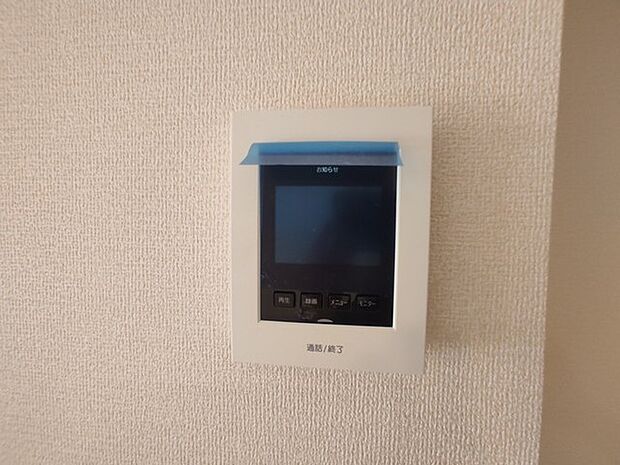 お子様のお留守番にも安心、訪問者を確認できるTVモニター・インターホン付き。