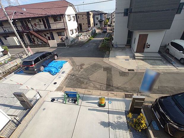 住宅街の中の一戸建て、あたりはほとんど住宅です。