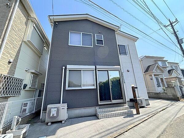 最寄り駅まで徒歩13分。この距離だと、運動不足も少し解消されるかも。