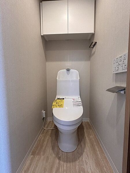 新しくお住まいになる方のことを考えて、トイレも新品に交換しました。