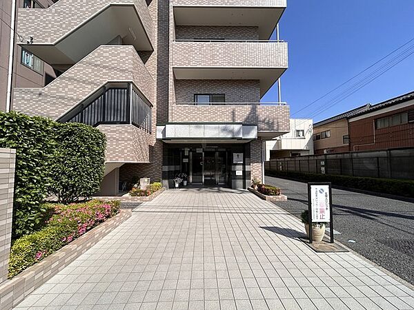 落ち着いた色味と整ったフォルムが街並みに美しく調和しています。