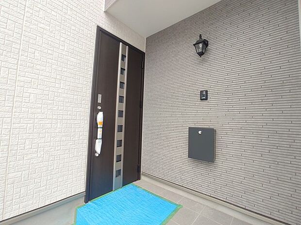 重厚な雰囲気を演出する玄関ドア。ゴシックな色合いが物件の表情を引き締めます。