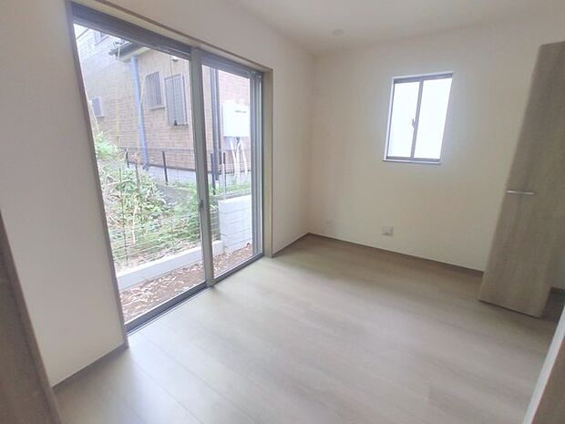 今からここを誰のお部屋にしようか、そんな洋室。大きさは5.18帖です。