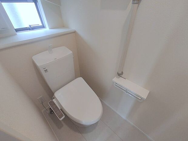 ウォシュレット機能付き。憩いの場としてひそかに注目度の高いお手洗いにもご注目ください。
